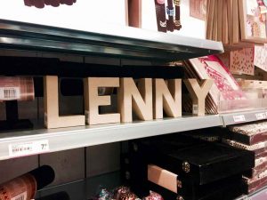 Pappbuchstaben Lenny in Regal