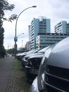 Straße, Straßenlaterne und BMW mit Kennzeichen SE-KT
