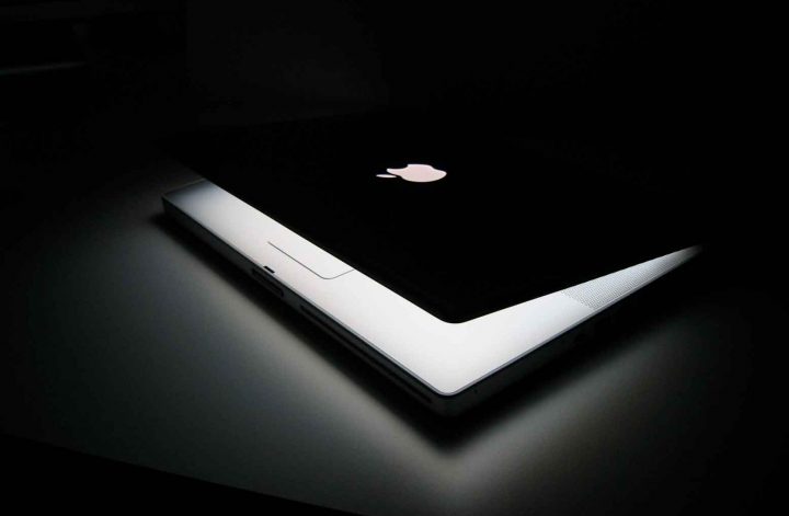 zugeklapptes Macbook liegt auf einem Tisch